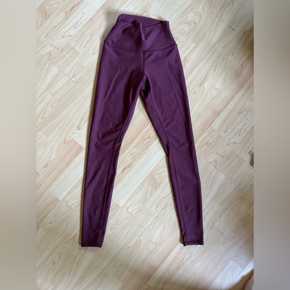 Alo Airbrush Legging in Black Cherry - Picture 4 of 6